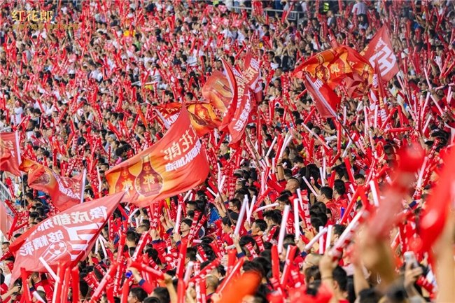 球队实力对比激烈，比赛氛围持续升温