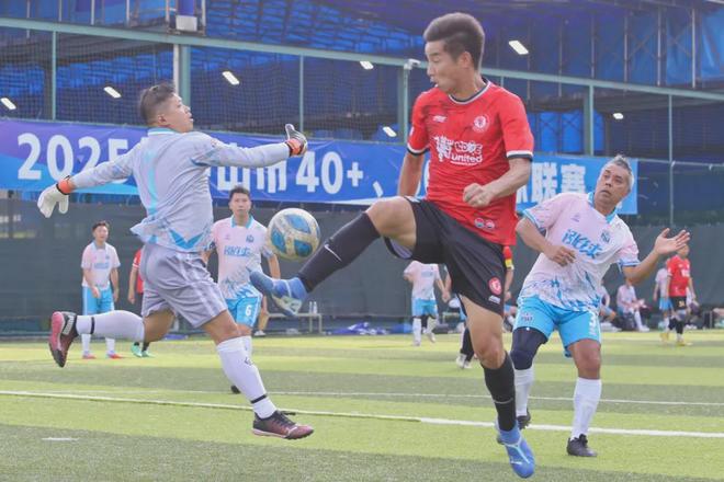 关于争霸赛场上的巅峰对决点燃球迷热情的信息